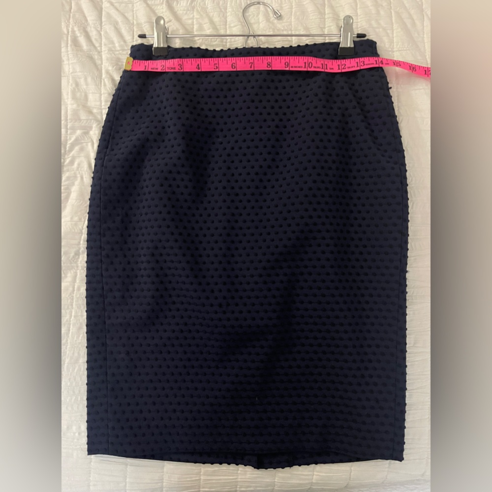 BANANA REPUBLIC navy patterned skirt
Size 4
